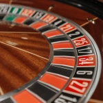 Рулетка в казино с фишками и математическими расчетами вероятностей